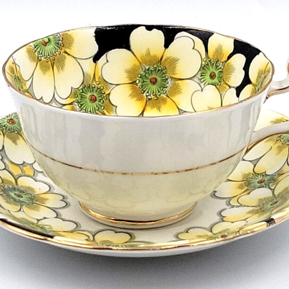 Vintage Victoria C&E “Annette”Teacups and Saucers (4) with Cookie Plate (1) - Picture 9 of 9